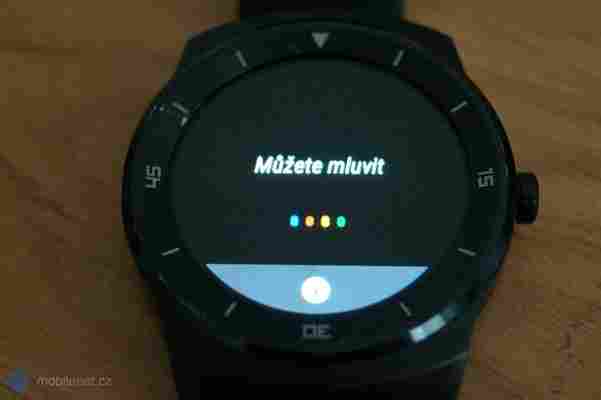 Android Wear 2.0 se naučil česky. Konečně!