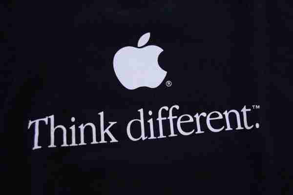 Co si myslí o aktuálním Applu tvůrce slavné kampaně Think Different?